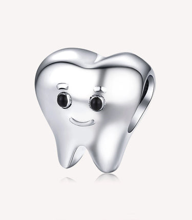 Сребърен талисман зъбче с усмихнато лице