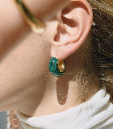 C-hoop зелени обеци на винт със смола