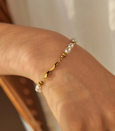 Гривна с перли и овални елементи