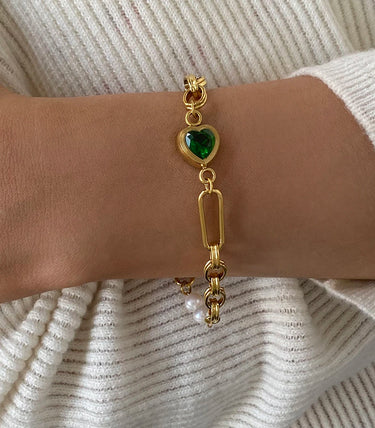 Гривна със зелено сърце и перли