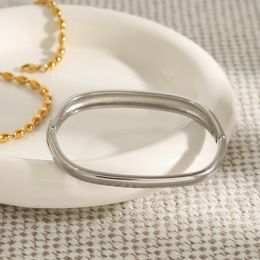 Класическа твърда гривна snap clasp