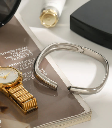 Класическа твърда гривна snap clasp