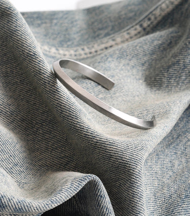 Класическа твърда гривна