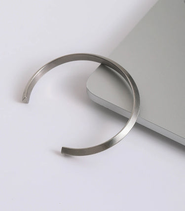 Класическа твърда гривна