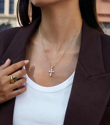 Колие с елемент кръст с циркони