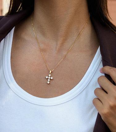 Колие с елемент кръст с циркони