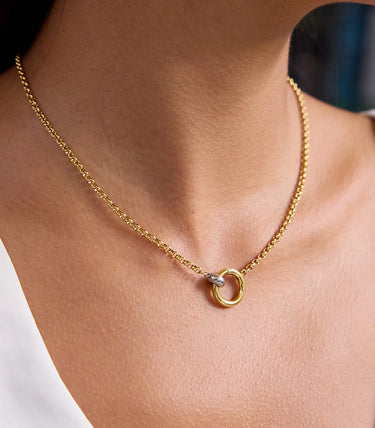 Колие с елемент преплетени рингове