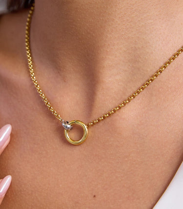 Колие с елемент преплетени рингове