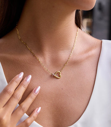 Колие с елемент преплетени сърца