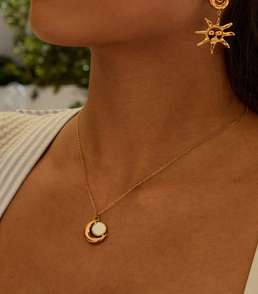 Колие със смола и елемент луна