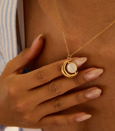 Колие със смола и елемент луна