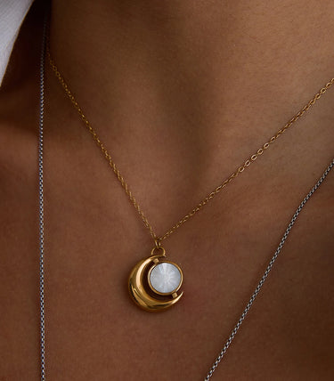 Колие със смола и елемент луна