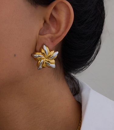 Обеци на винт с флорален дизайн