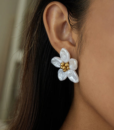 Обеци на винт със смола и флорален дизайн