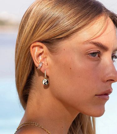 Обеци за хрущял с бели циркони