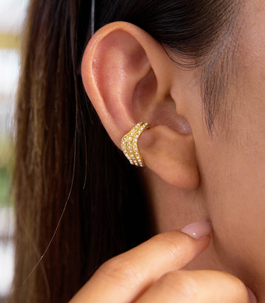 Обеци за хрущял с triple layer бели циркони