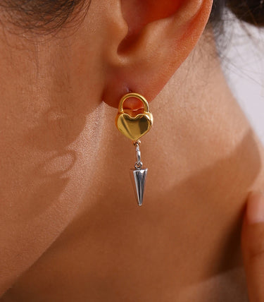 Различни обеци на винт с елемент сърце