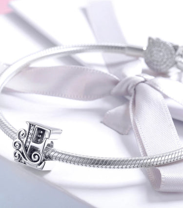 Сребърен талисман „E“