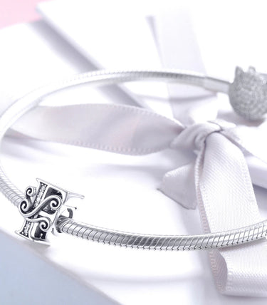 Сребърен талисман „F“