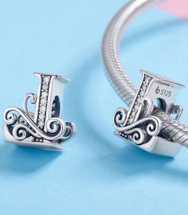 Сребърен талисман „L“