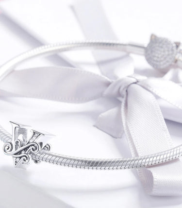 Сребърен талисман „V“