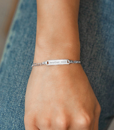 Сребърна гривна с Figaro плетка и плочка