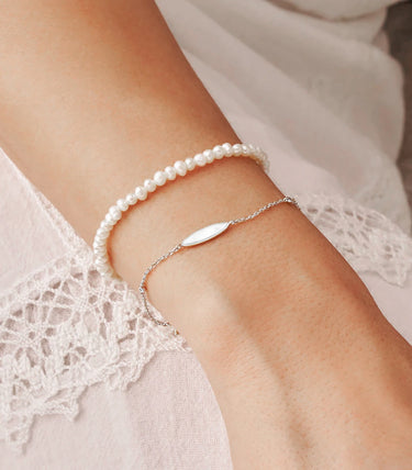 Сребърна гривна с малка овална плочка