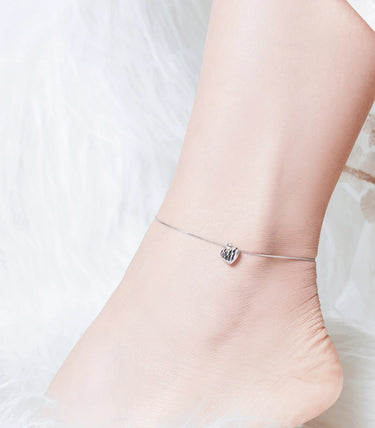 Сребърна гривна за крак „Обичай се“