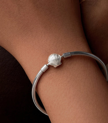 Сребърна твърда гривна за талисмани "С полъх на море"