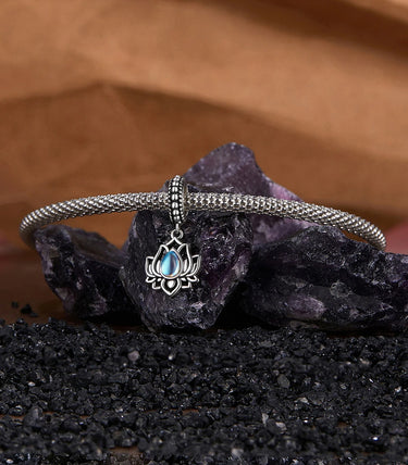 Сребърна висулка „Свещеното цвете“