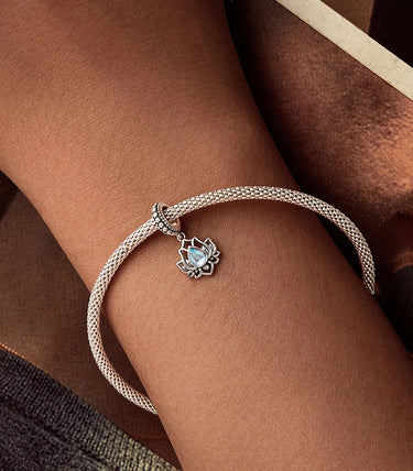 Сребърна висулка „Свещеното цвете“