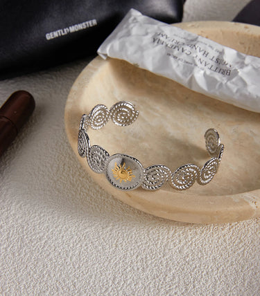 Твърда гривна с орнамент слънце