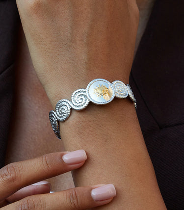 Твърда гривна с орнамент слънце