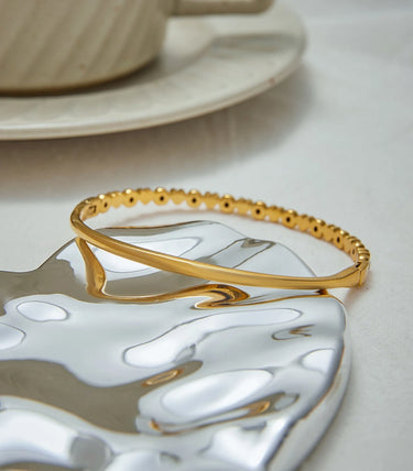 Твърда гривна snap clasp с циркони и сърца