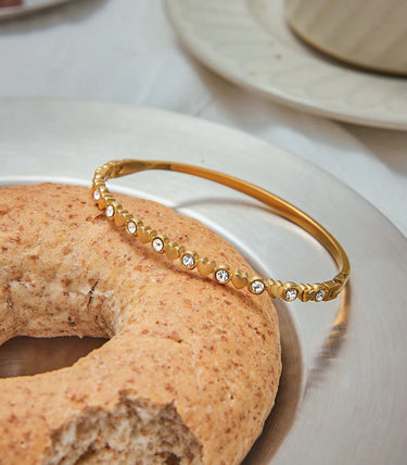 Твърда гривна snap clasp с циркони и сърца