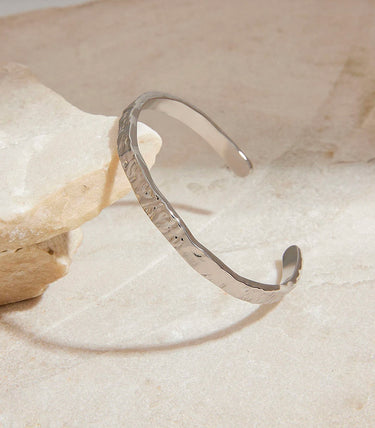 Твърда hammered гривна