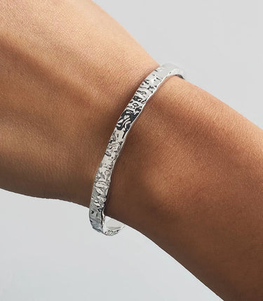 Твърда hammered гривна