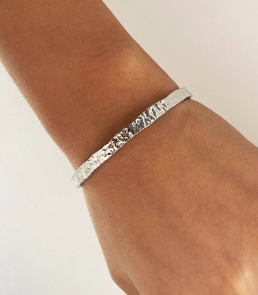 Твърда hammered гривна