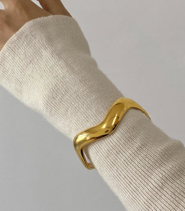 Твърда отворена wavy гривна