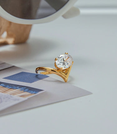 V-shape регулируем пръстен с бял циркон